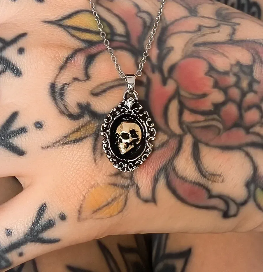 Colar Skull In The Frame Prateado