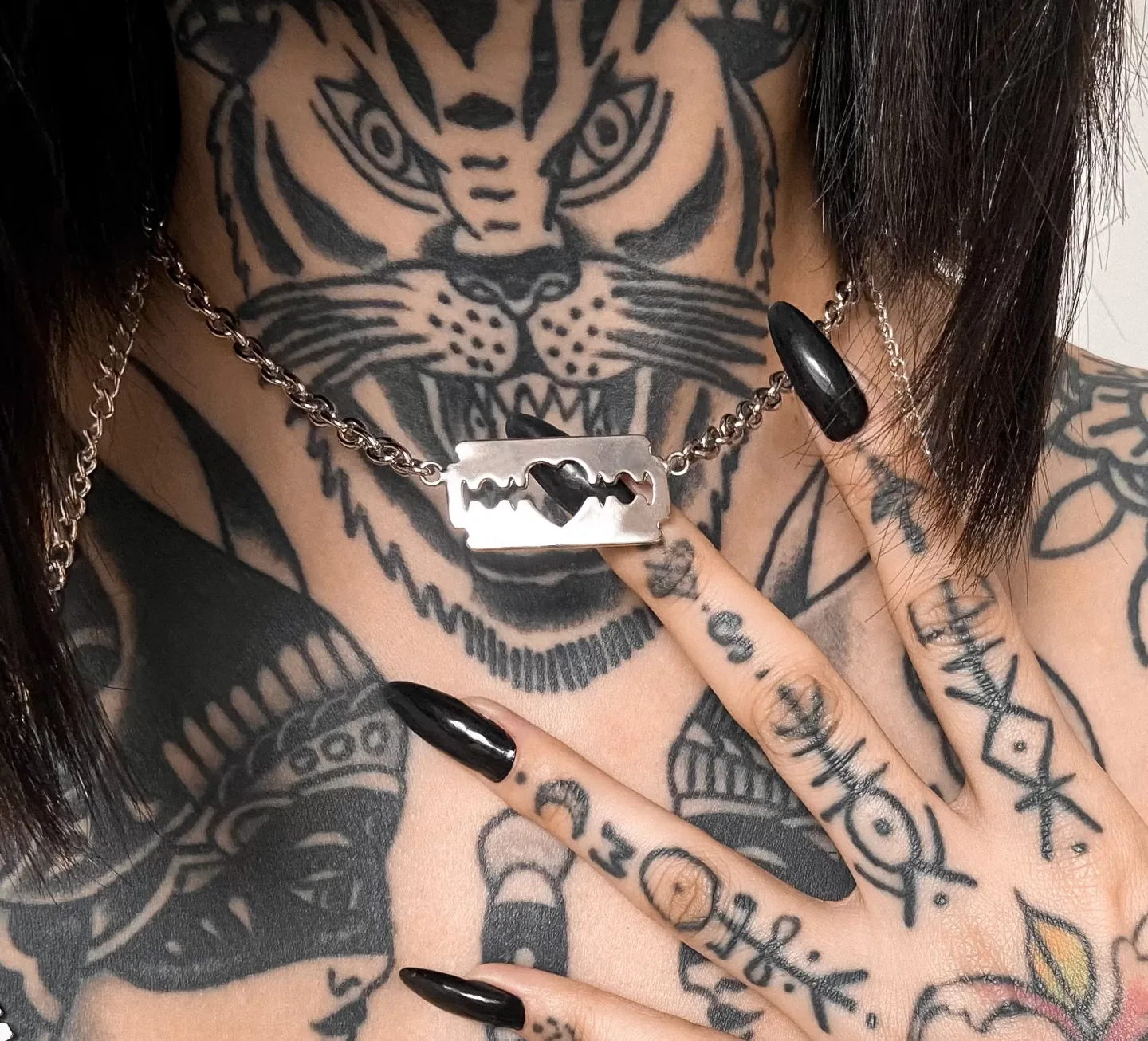 Colar / Choker Razor Blade Love Prateado