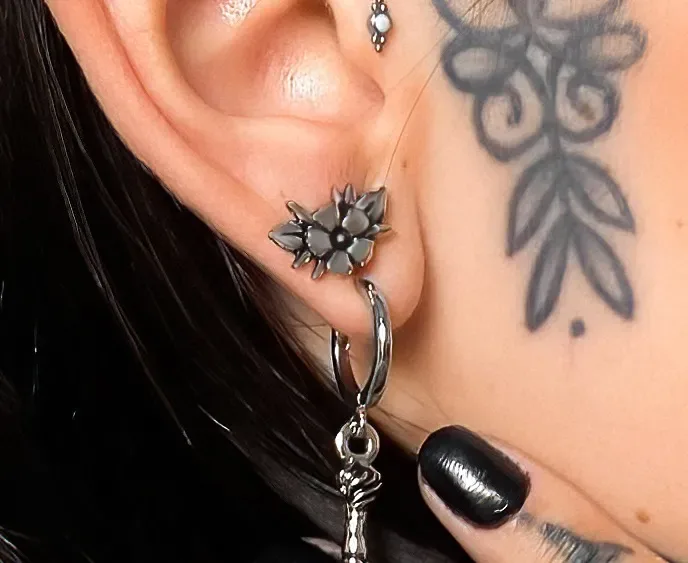 Brinco Stud Flor Old School Prateado