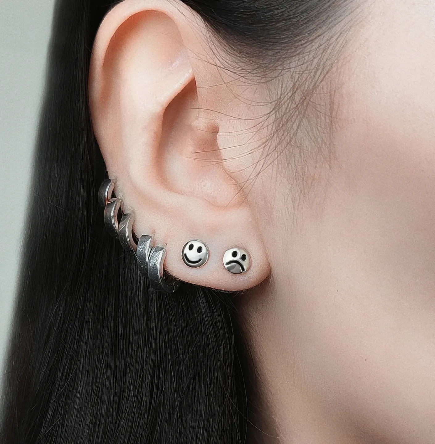 Brinco Stud Happy / Sad Smile Prateado