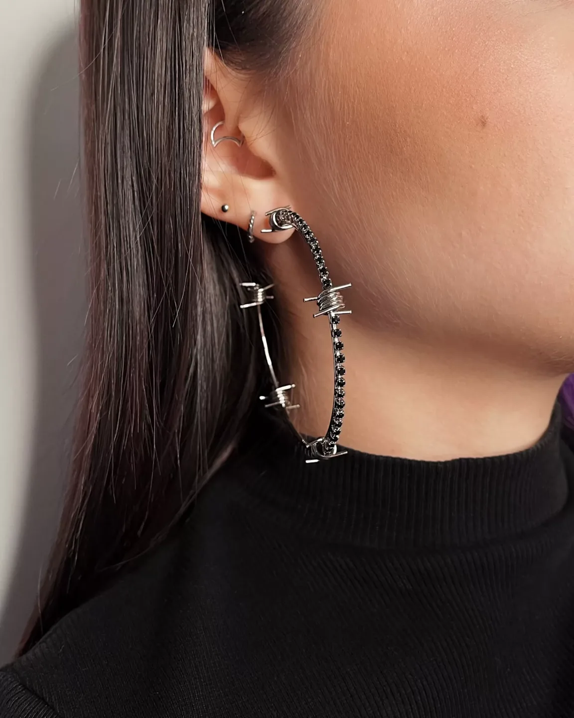 Brinco Argola Farpas Com Strass Preto Prateado