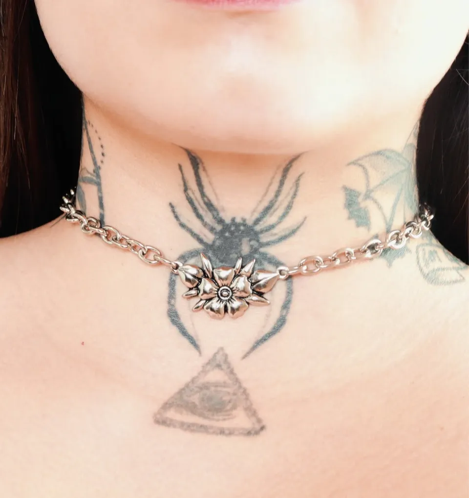 Choker Corrente Flor Old School Prateado